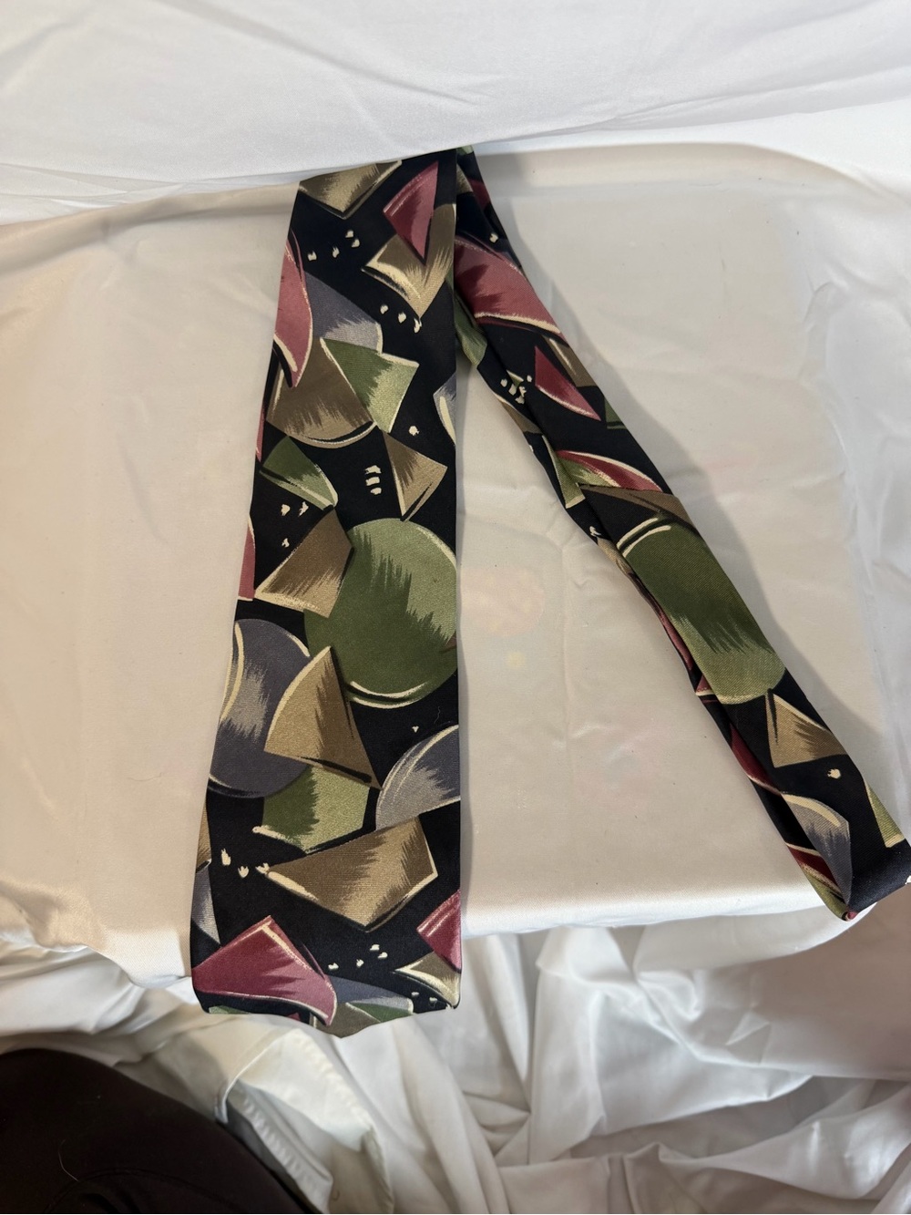 Classic Geometric Pattern Men’s Tie in Black, Green & Mauve